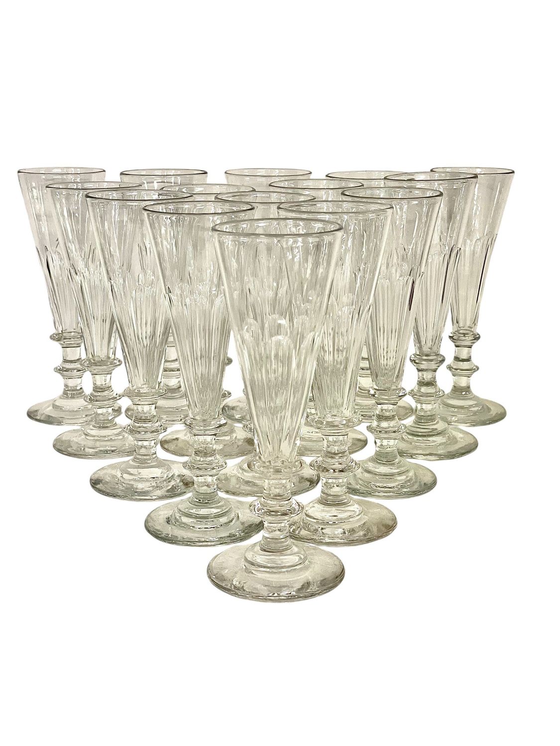 Suite de 15 flûtes à champagne en cristal taillé XIXe siècle