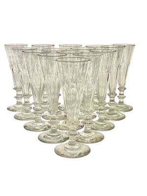 Suite de 15 flûtes à champagne en cristal taillé XIXe siècle