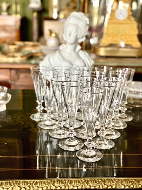 Suite de 15 flûtes à champagne en cristal taillé XIXe siècle