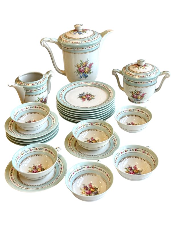 Service à thé et café en porcelaine de Limoges, Raynaud 23 pièces avec garniture dorée