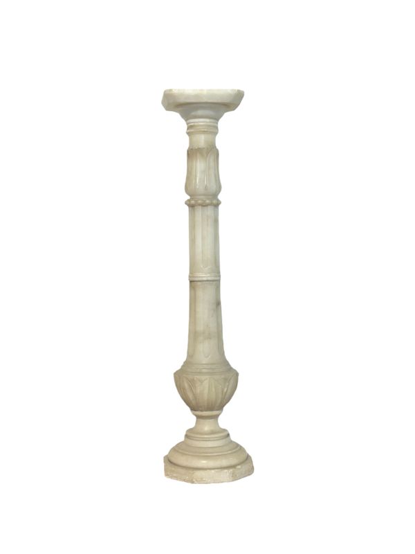 Piédestal de colonne antique en albâtre avec motifs sculptés