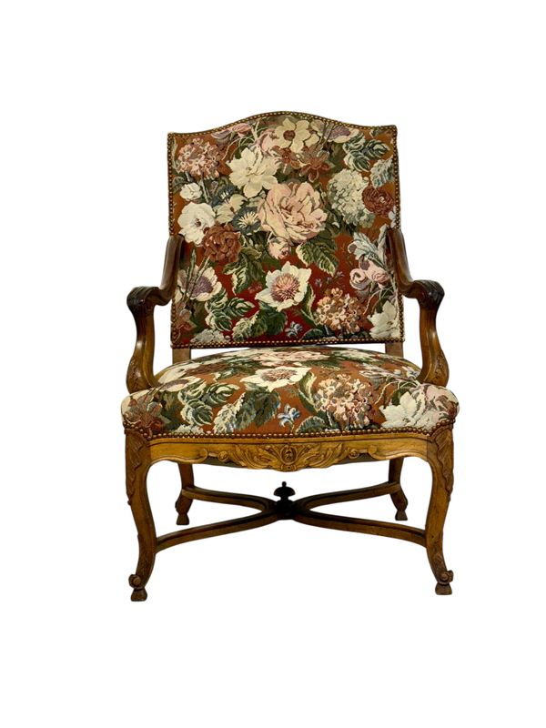 Fauteuil en noyer de style Louis XV du XIXe siècle
