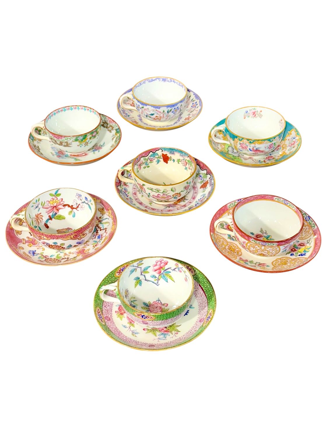 Suite de 7 tasses à thé et soucoupes en porcelaine anglaise du XIXe siècle, 6 signées Minton