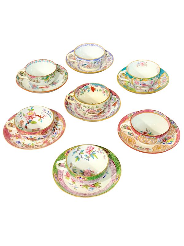 Suite de 7 tasses à thé et soucoupes en porcelaine anglaise du XIXe siècle, 6 signées Minton