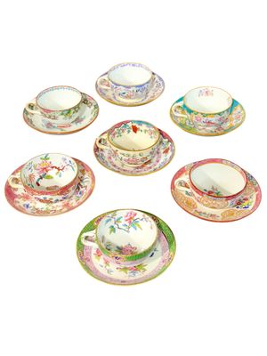 Suite de 7 tasses à thé et soucoupes en porcelaine anglaise du XIXe siècle, 6 signées Minton