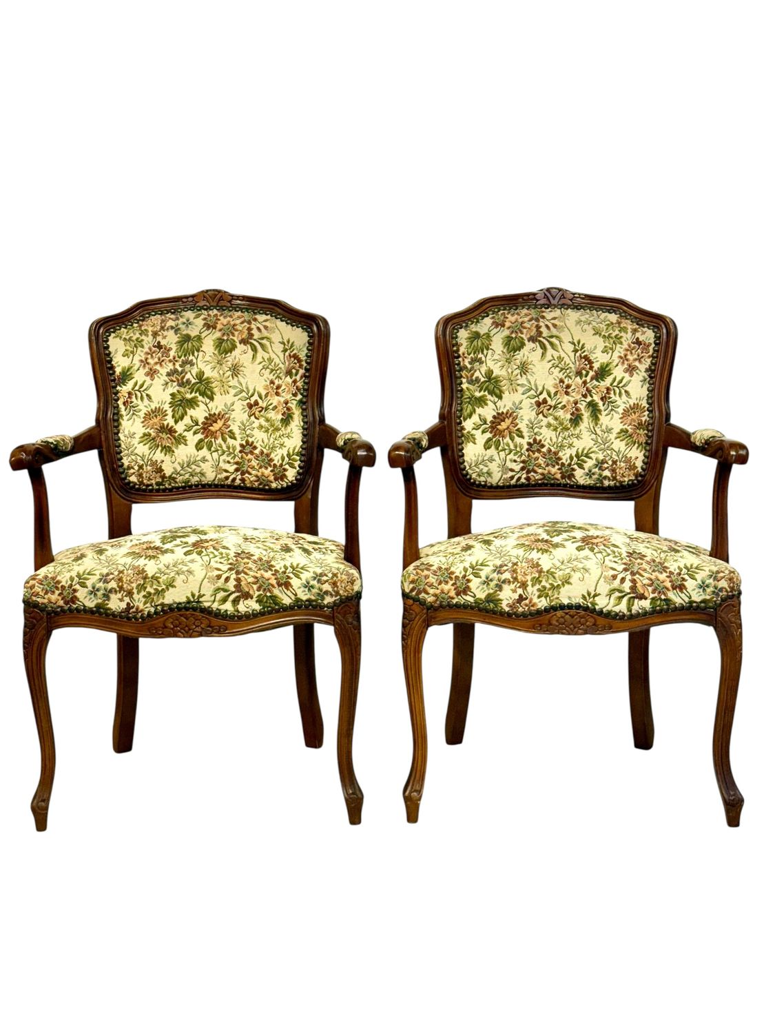 Paire de fauteuils de style Louis XV en hêtre français avec tapisserie florale, XXe siècle.