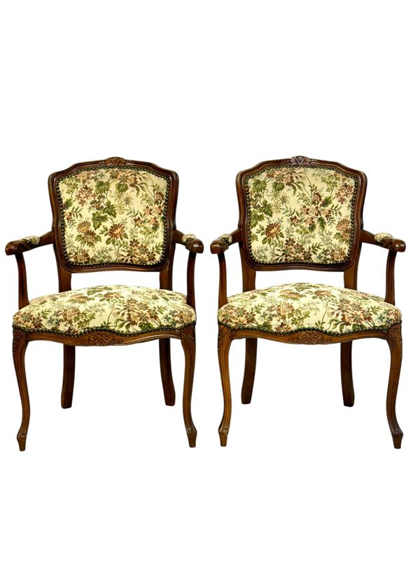 Paire de fauteuils de style Louis XV en hêtre français avec tapisserie florale, XXe siècle.