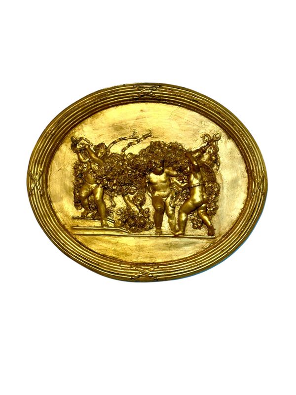 Bas-relief ovale en plâtre doré du XIXe siècle avec putti et guirlandes