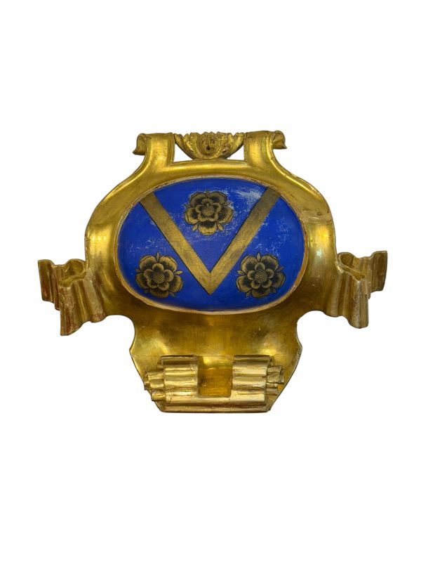 Écusson armorié en bois doré du XIXe siècle avec chevrons et roses peints