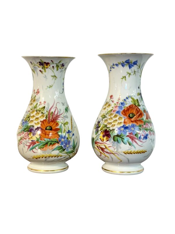 Paire de vases en porcelaine de Paris à décor de bouquets floraux peints à la main, vers 1880