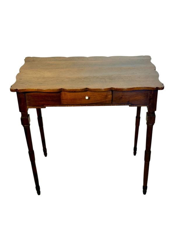 Table à écrire en noyer du XIXe siècle avec plateau festonné et tiroir unique