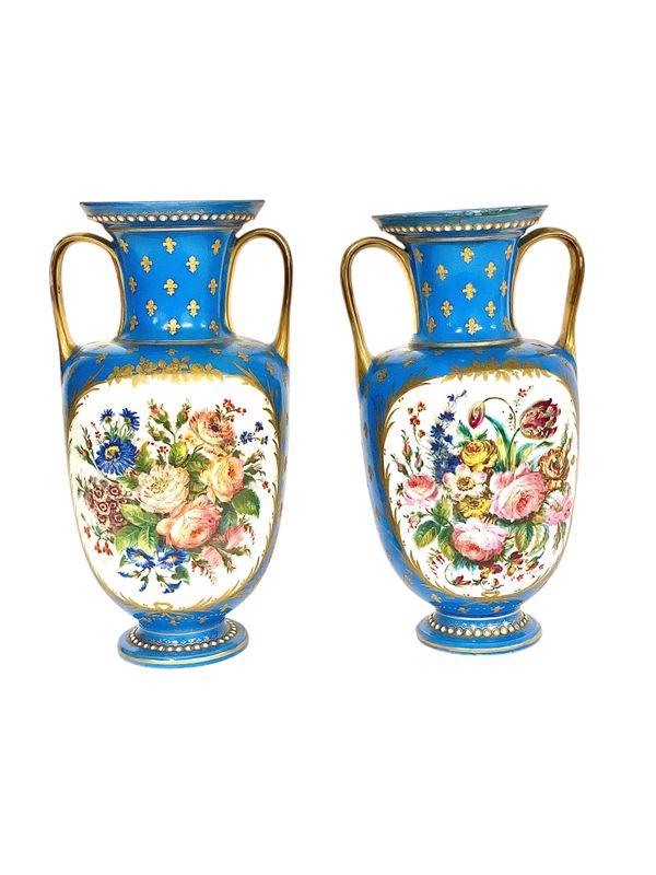 Paire de vases en porcelaine de Sèvres du XIXe siècle à décor d'angelots et de fleurs