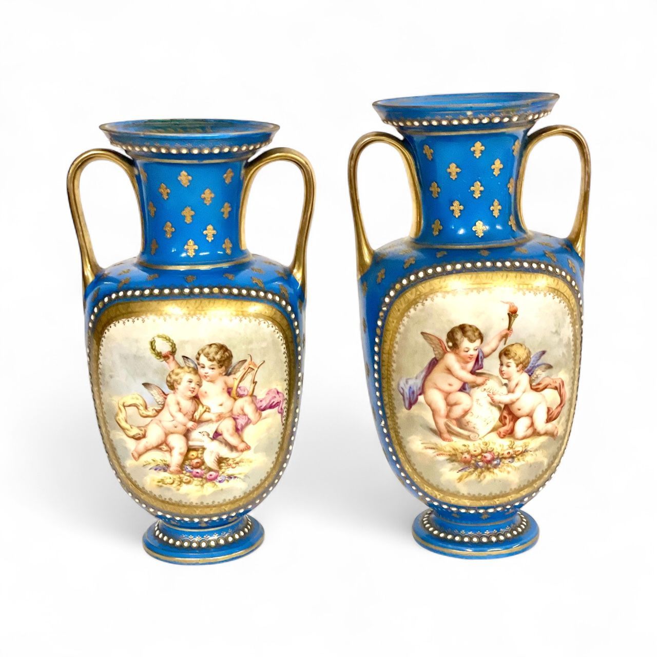 Paire de vases en porcelaine de Sèvres du XIXe siècle à décor d'angelots et de fleurs