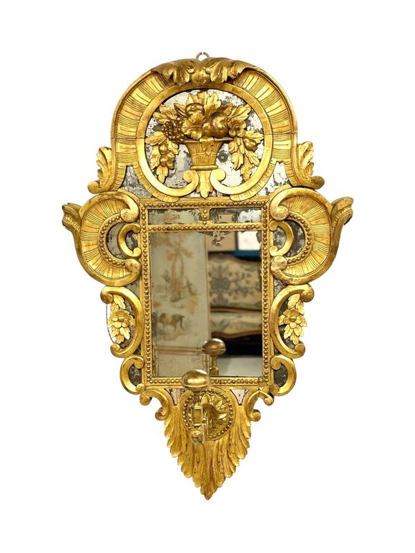 Miroir à parcloses en bois doré rare du XVIIIe siècle avec bras porte-perruque
