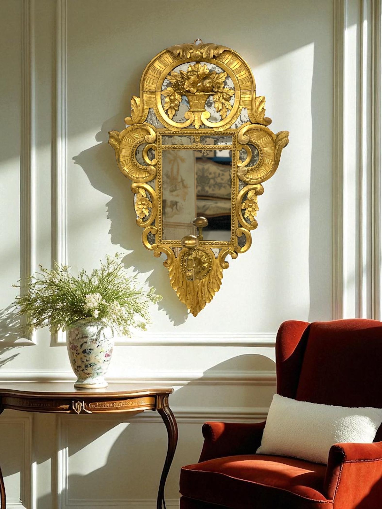 Miroir à parcloses en bois doré rare du XVIIIe siècle avec bras porte-perruque