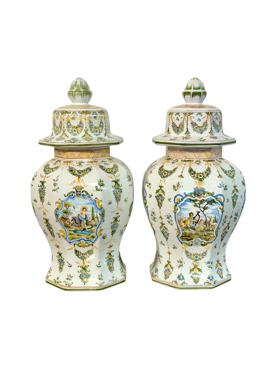 Paire de vases à couvercle en faïence de Moustiers peints à la main signés Lallier