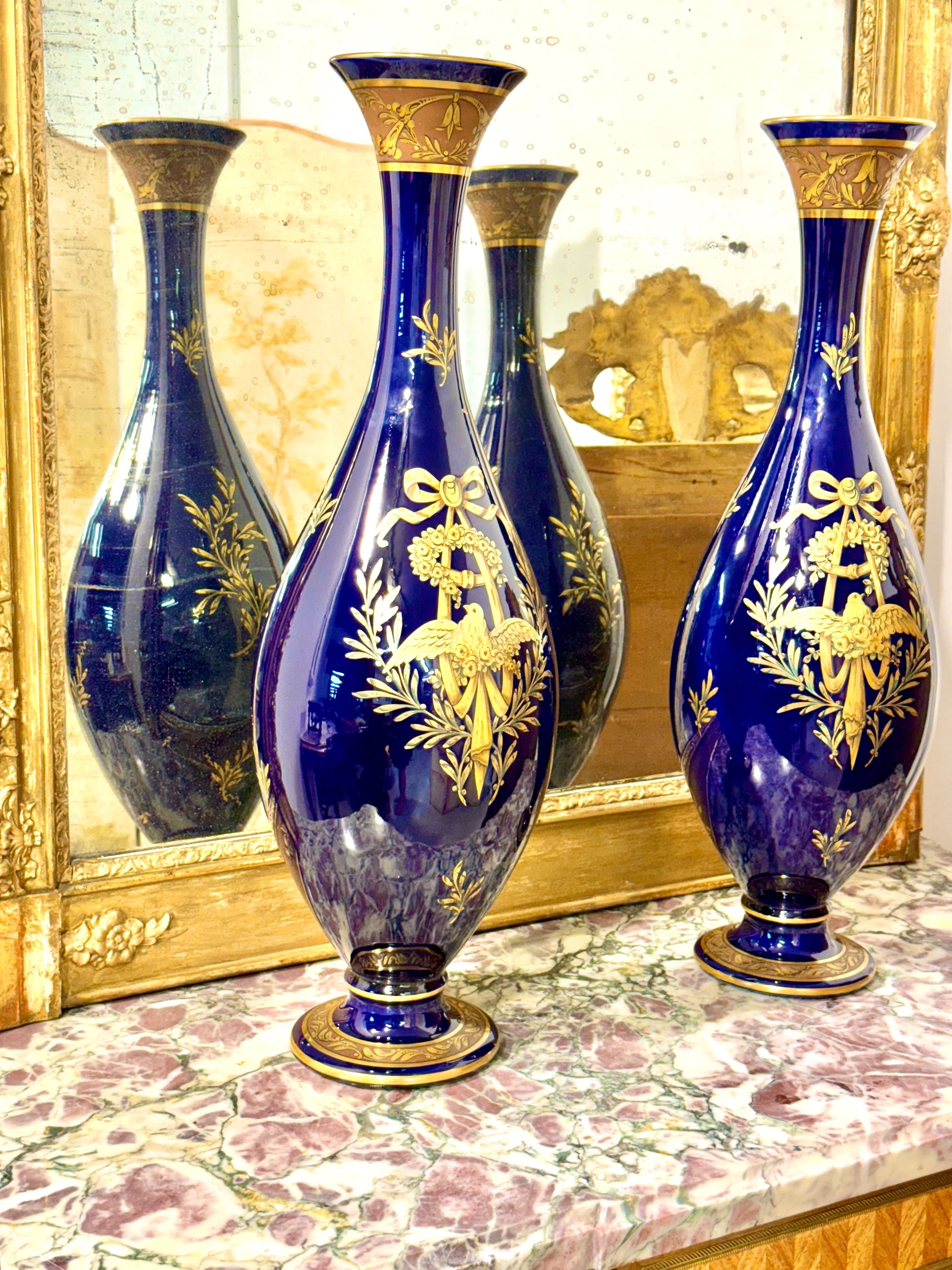 Rare paire de vases amphores bleu cobalt et doré par Jaget & Pinon, Tours vers 1930