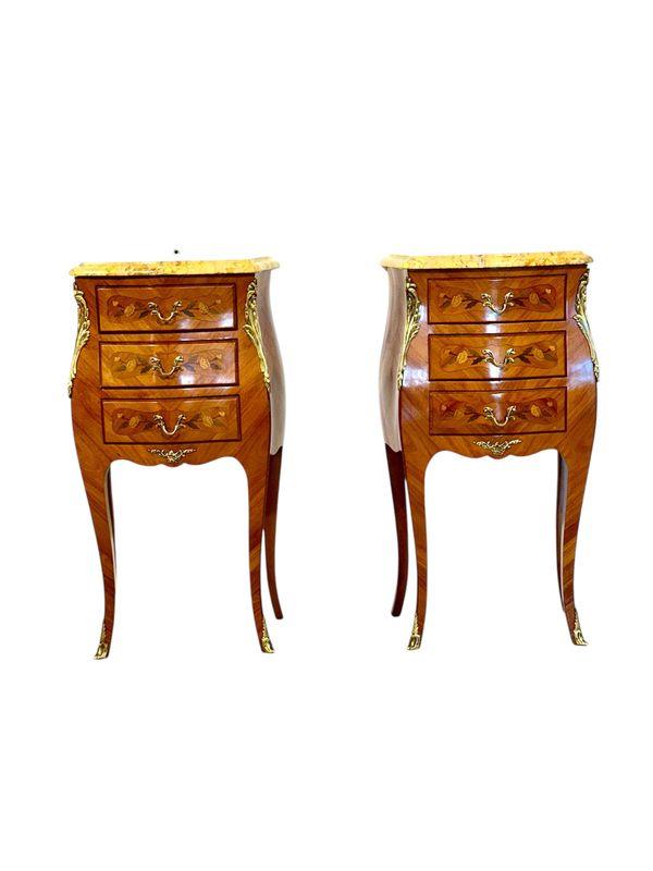 Paire de tables de chevet en marqueterie de style Louis XV avec plateaux en marbre, vers 1920