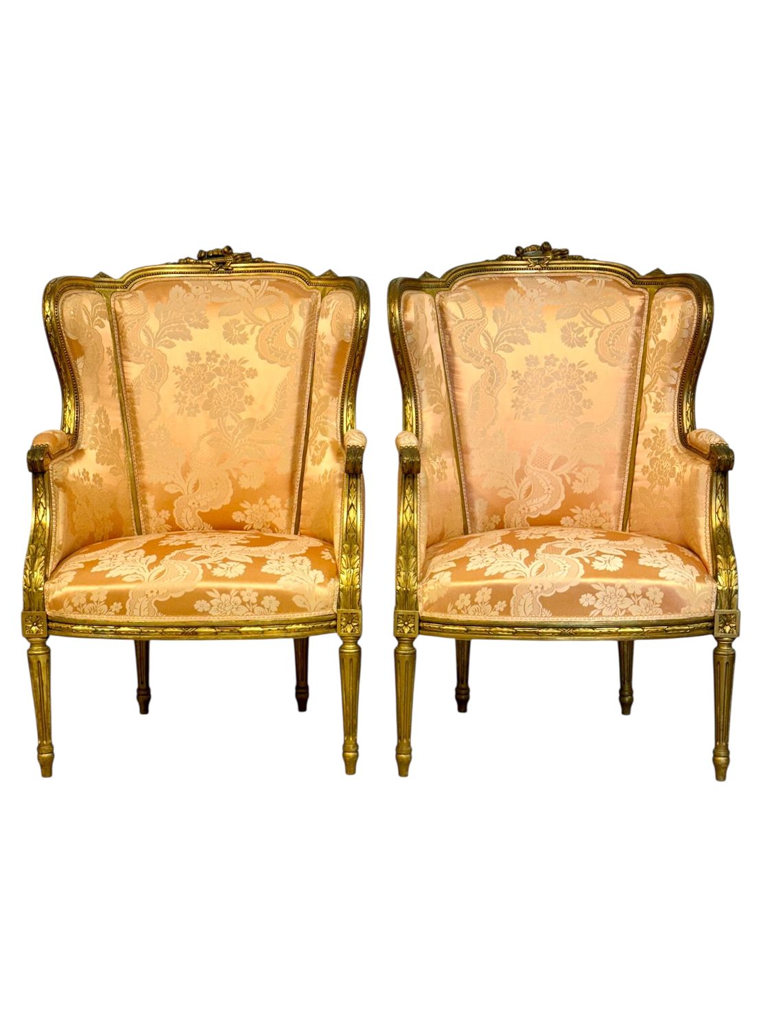 Paire de bergères en bois doré de style Louis XVI, fin du XIXe siècle