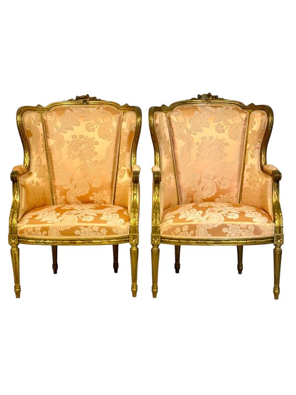 Paire de bergères en bois doré de style Louis XVI, fin du XIXe siècle