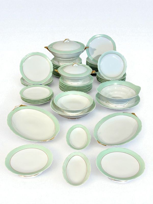 Service de table de Limoges par A. Lanternier, vert et or, vers 1920