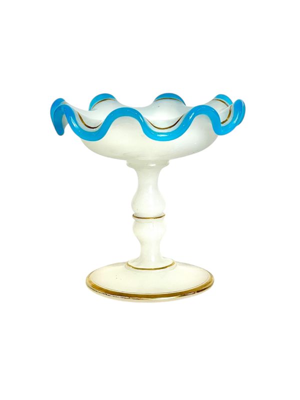 Baguier en opaline blanche du XIXe siècle avec des accents bleus et dorés