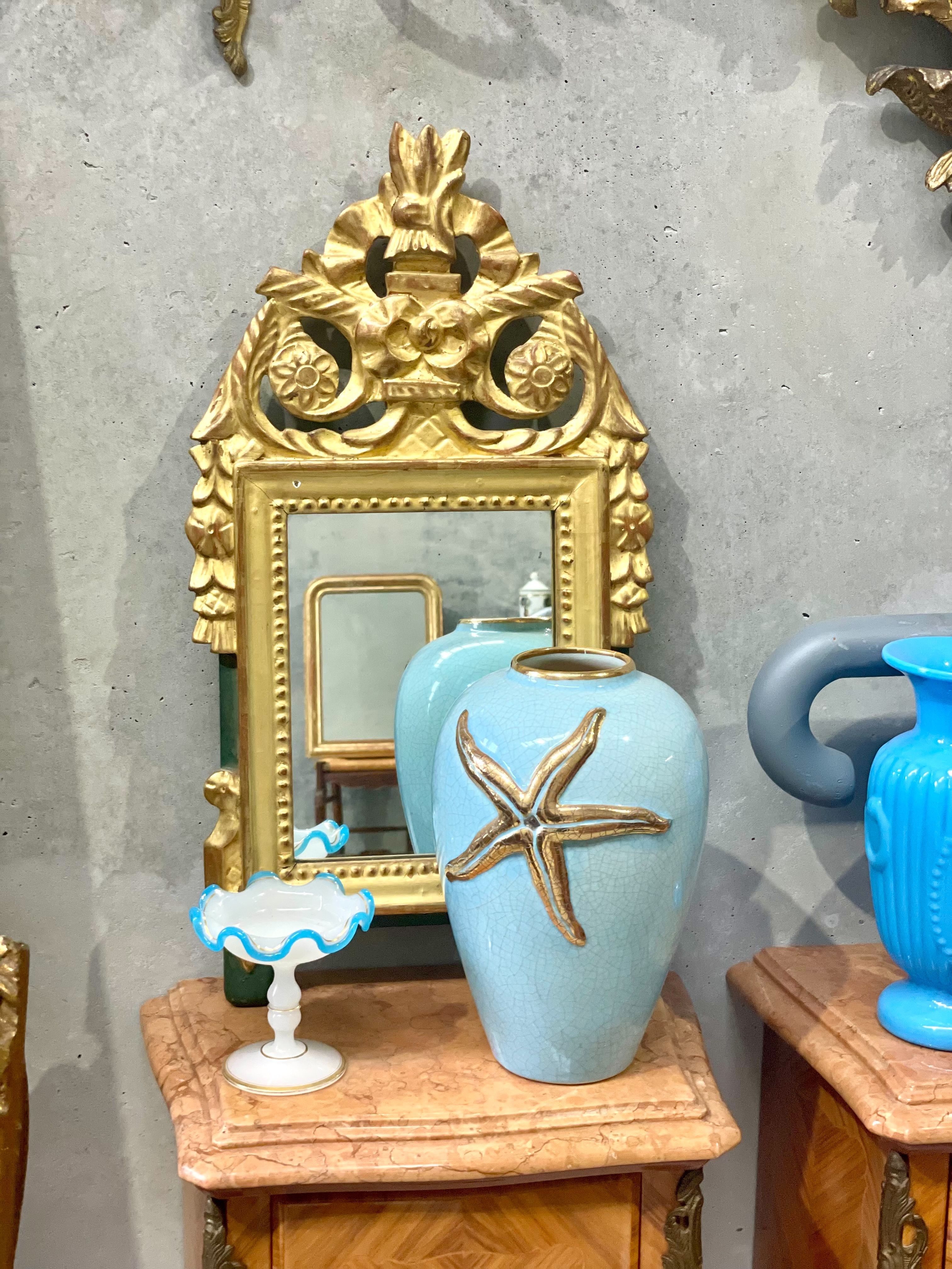 Baguier en opaline blanche du XIXe siècle avec des accents bleus et dorés