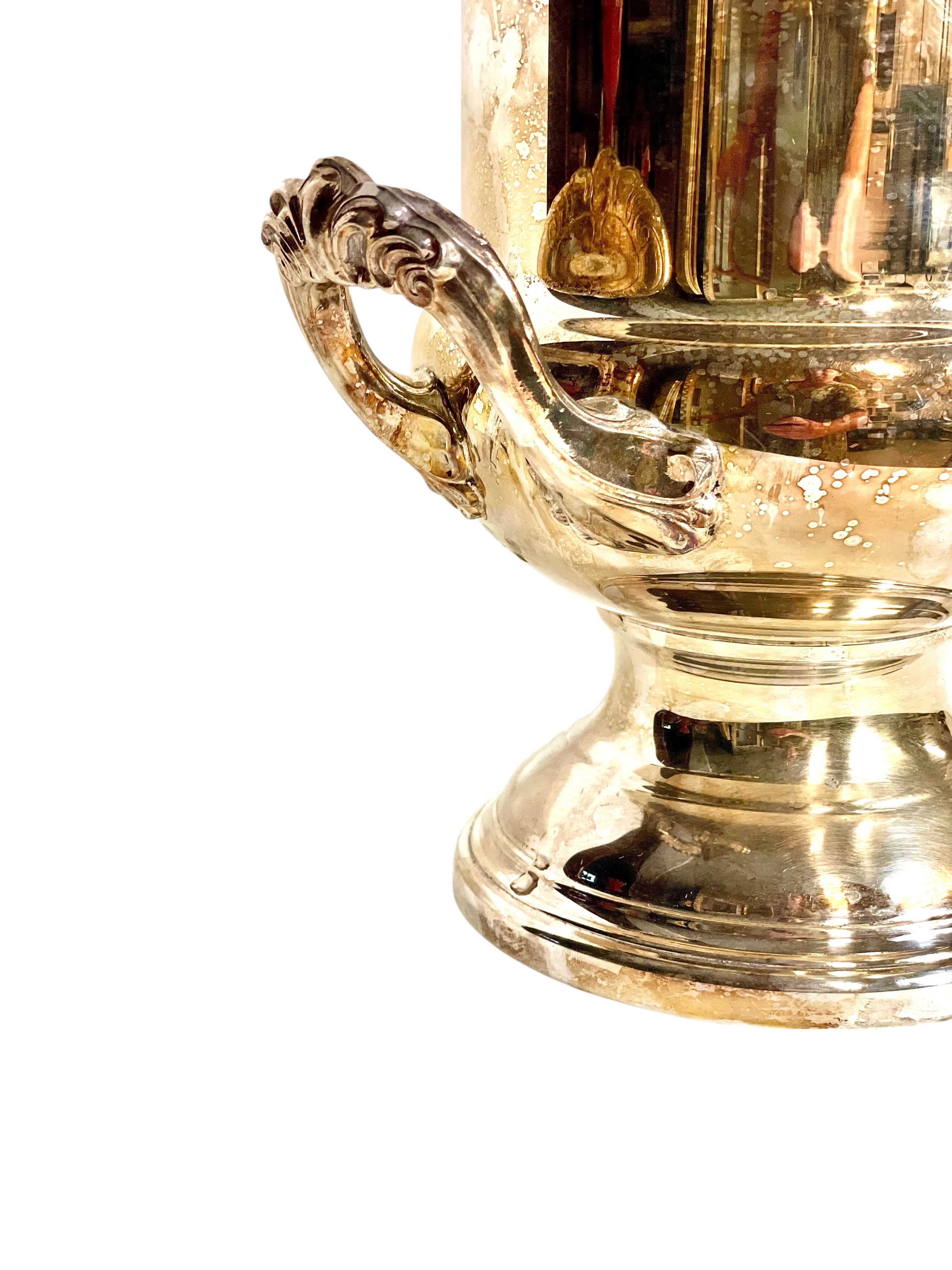 Seau à champagne ou rafraîchissoir à vin Médicis en métal argenté du XIXe siècle