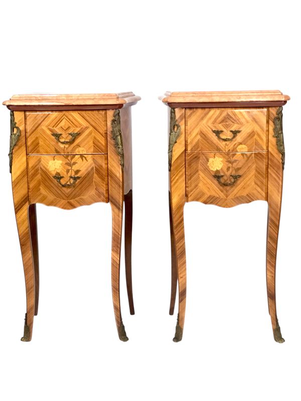 Paire de tables de chevet en marqueterie de style Louis XV avec dessus en marbre