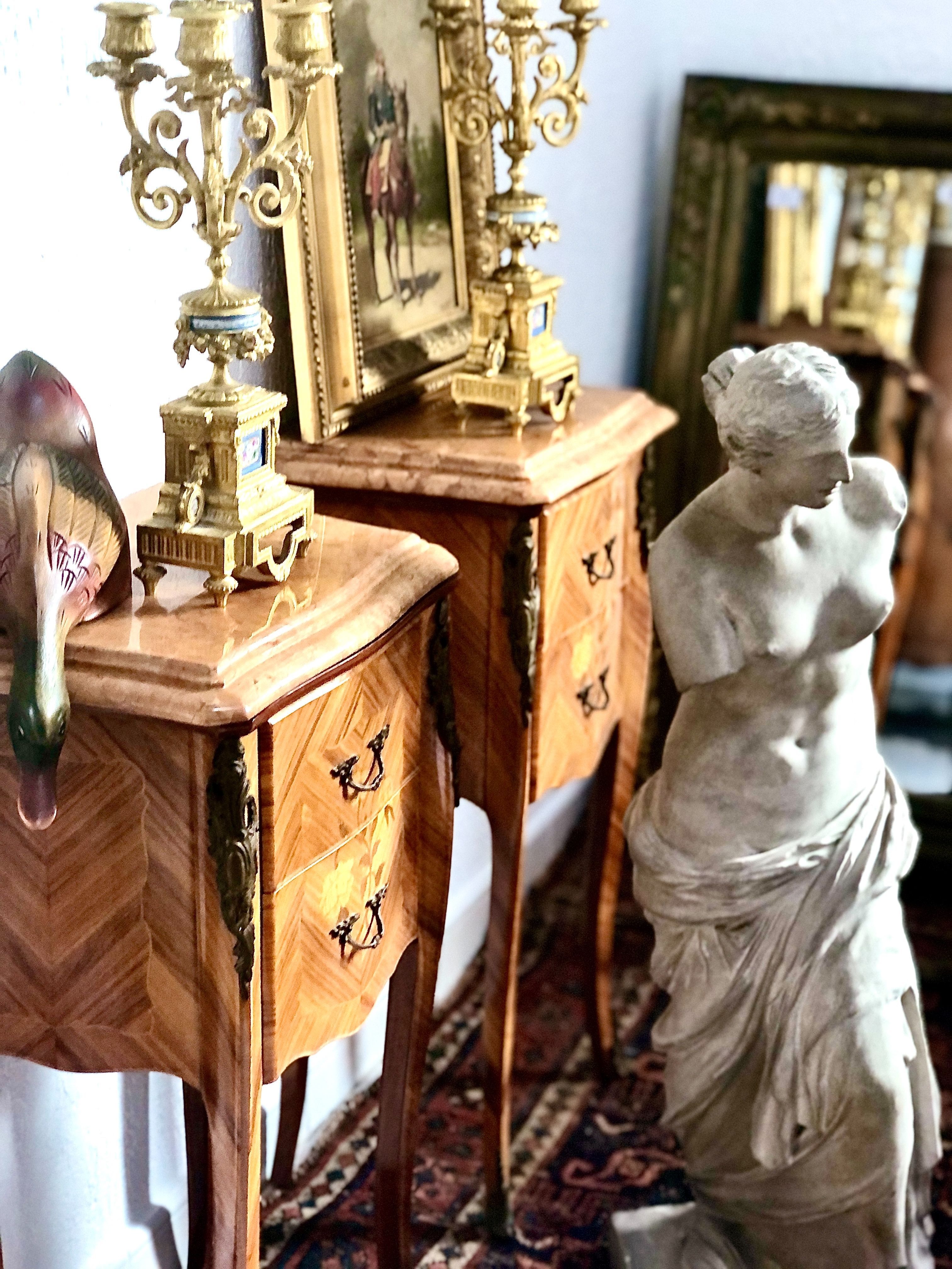 Paire de tables de chevet en marqueterie de style Louis XV avec dessus en marbre