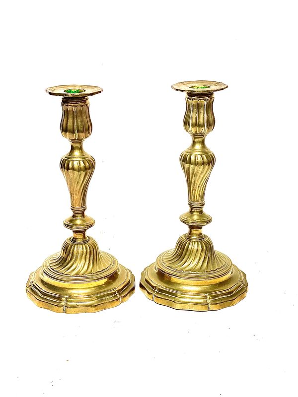 Paire de bougeoirs en bronze doré, France XVIIIe siècle