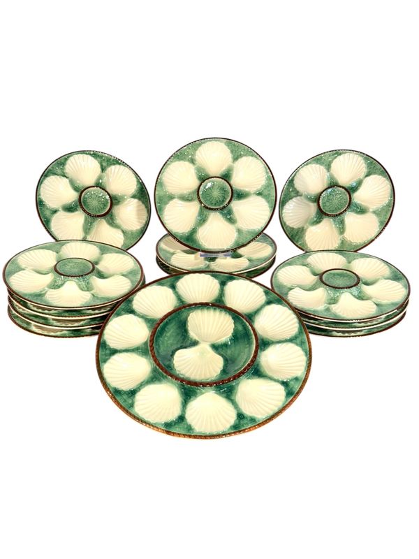 Ensemble de 12 assiettes à huîtres en barbotine avec plat assorti, XIXe siècle