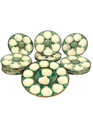 Ensemble de 12 assiettes à huîtres en barbotine avec plat assorti, XIXe siècle