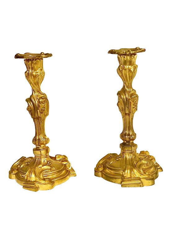 Paire de bougeoirs rococo français en bronze doré du XIXe siècle