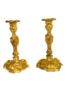 Paire de bougeoirs rococo français en bronze doré du XIXe siècle