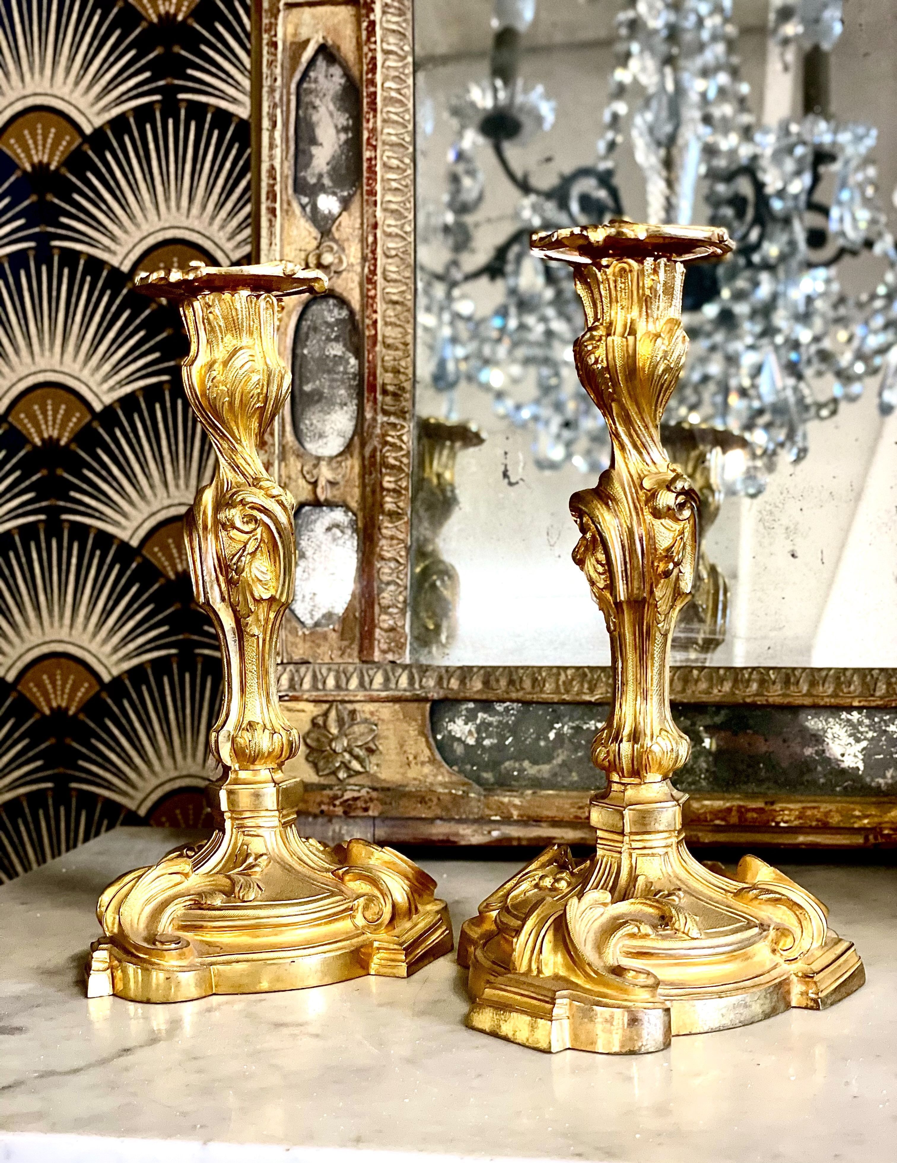 Paire de bougeoirs rococo français en bronze doré du XIXe siècle