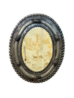 Antique miroir ovale en métal gaufré avec cabochons et rosaces