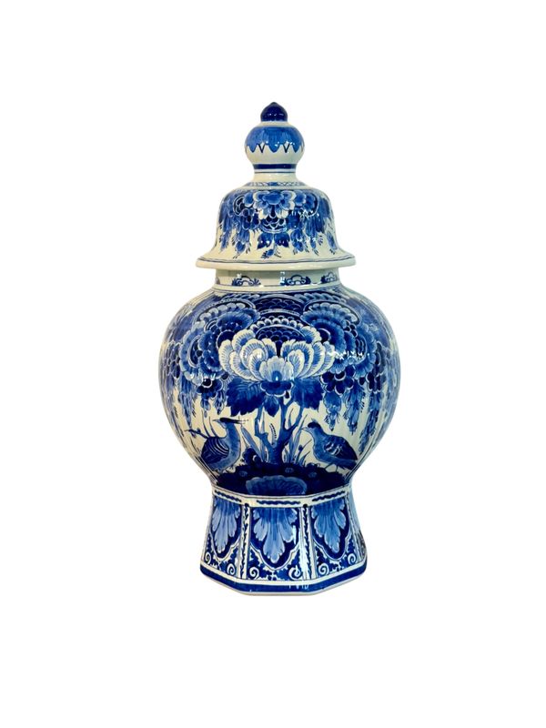 Grand vase à couvercle bleu et blanc de Delft avec oiseaux et fleurs