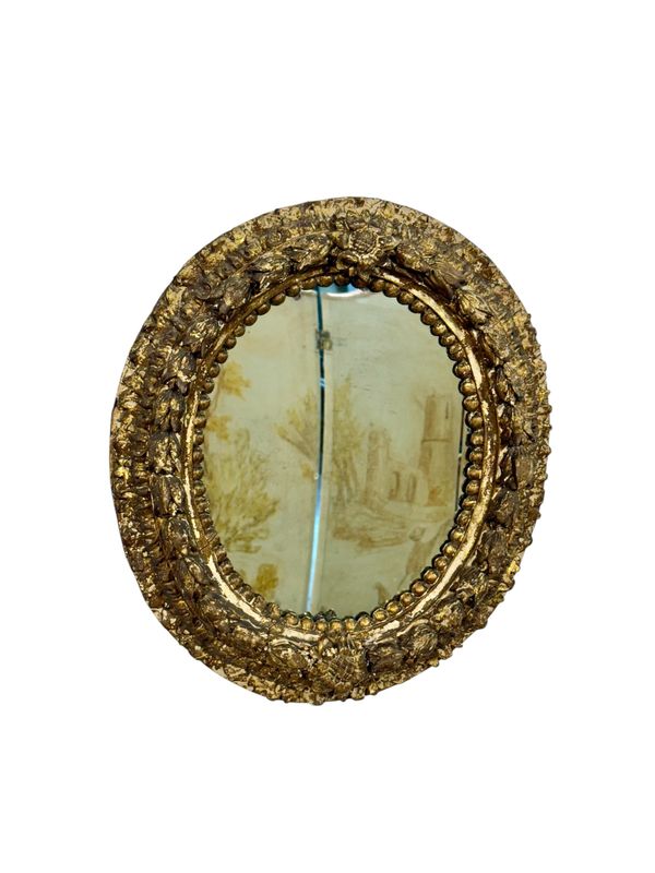 Miroir ovale italien en bois doré du XVIIe siècle avec sculptures florales