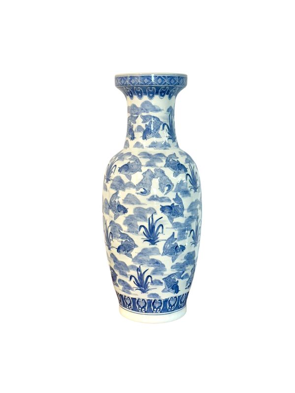 Grand vase bleu et blanc à motif de poisson Koï, Chine 20th century