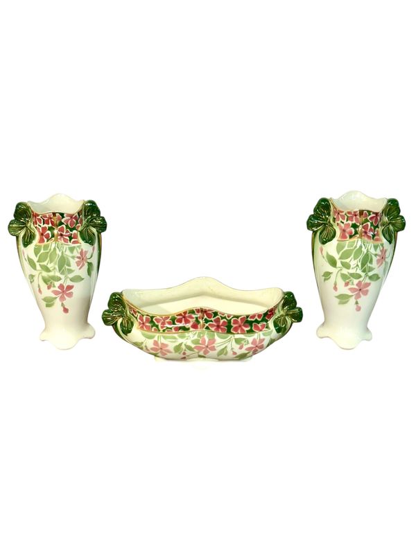 Garniture à décor floral en céramique, « Pervenche » par K&G à Lunéville