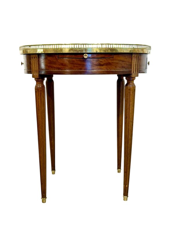 Table bouillotte de style Louis XVI du XIXe siècle avec plateau en marbre et galerie en laiton