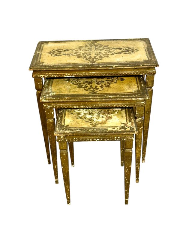 Ensemble de trois tables gigognes italiennes en bois doré du XIXe siècle