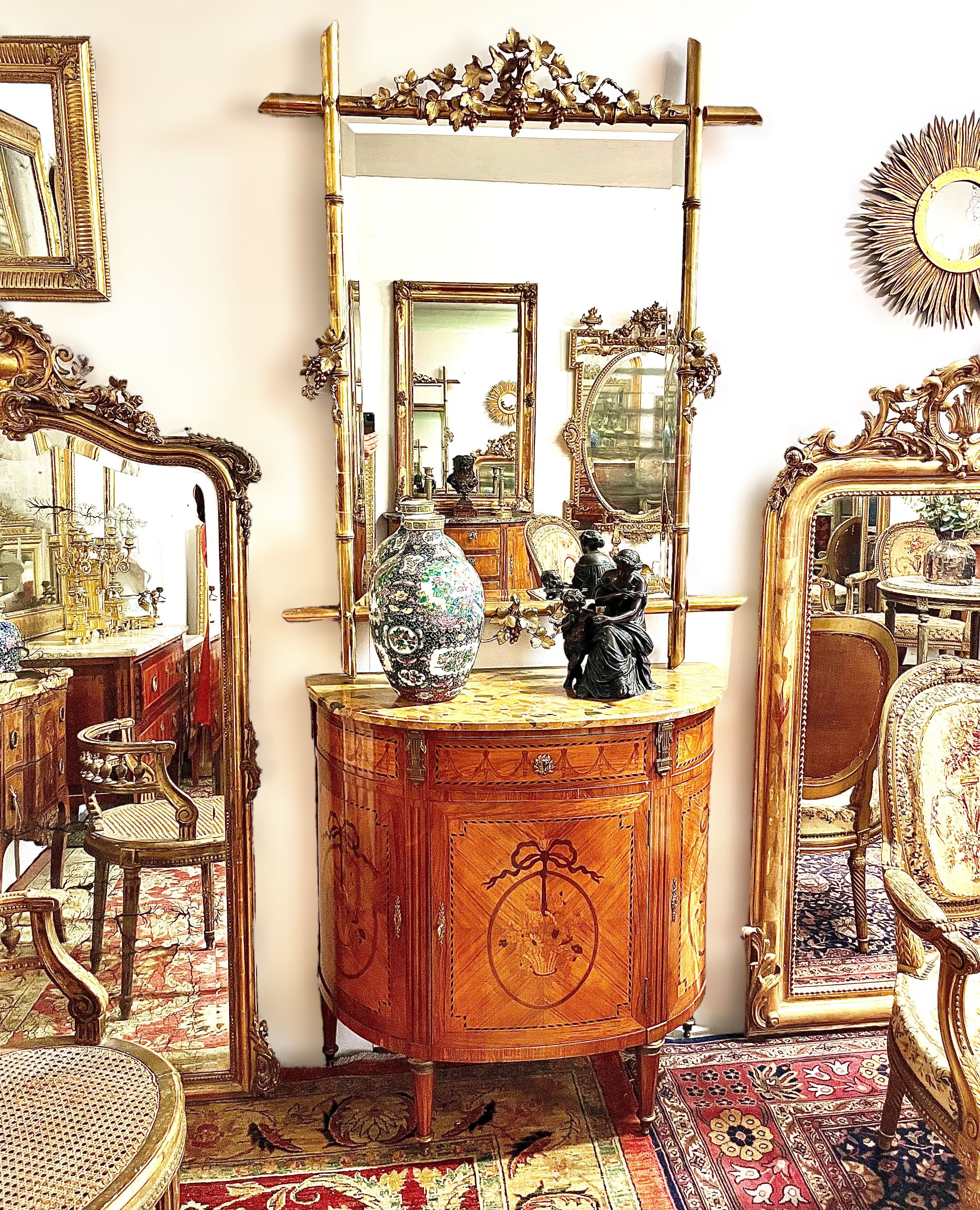 Commode demi-lune de style Louis XVI du XIXe siècle avec dessus en marbre