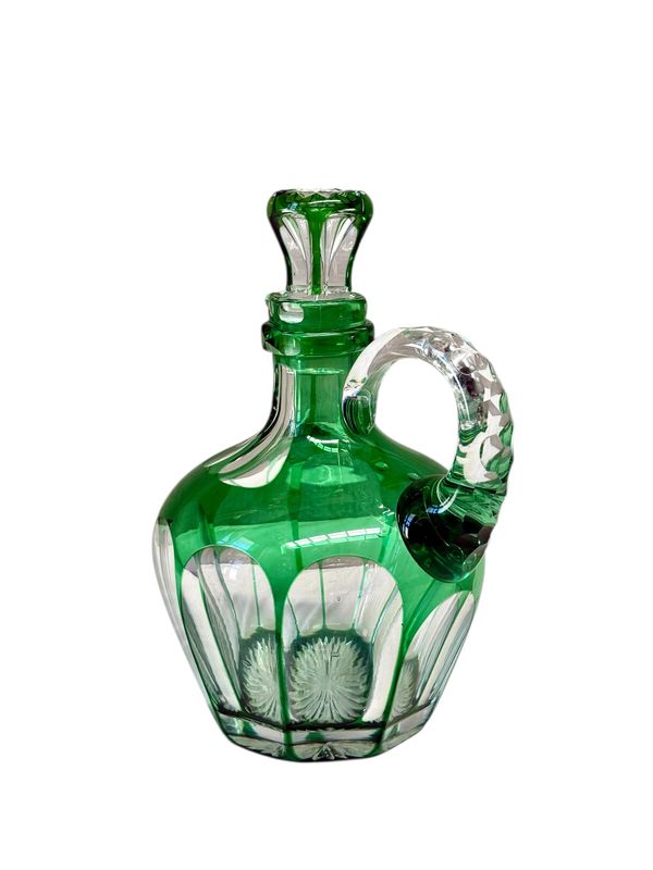 Carafe en cristal vert Overlay XIXe siècle avec anse à facettes