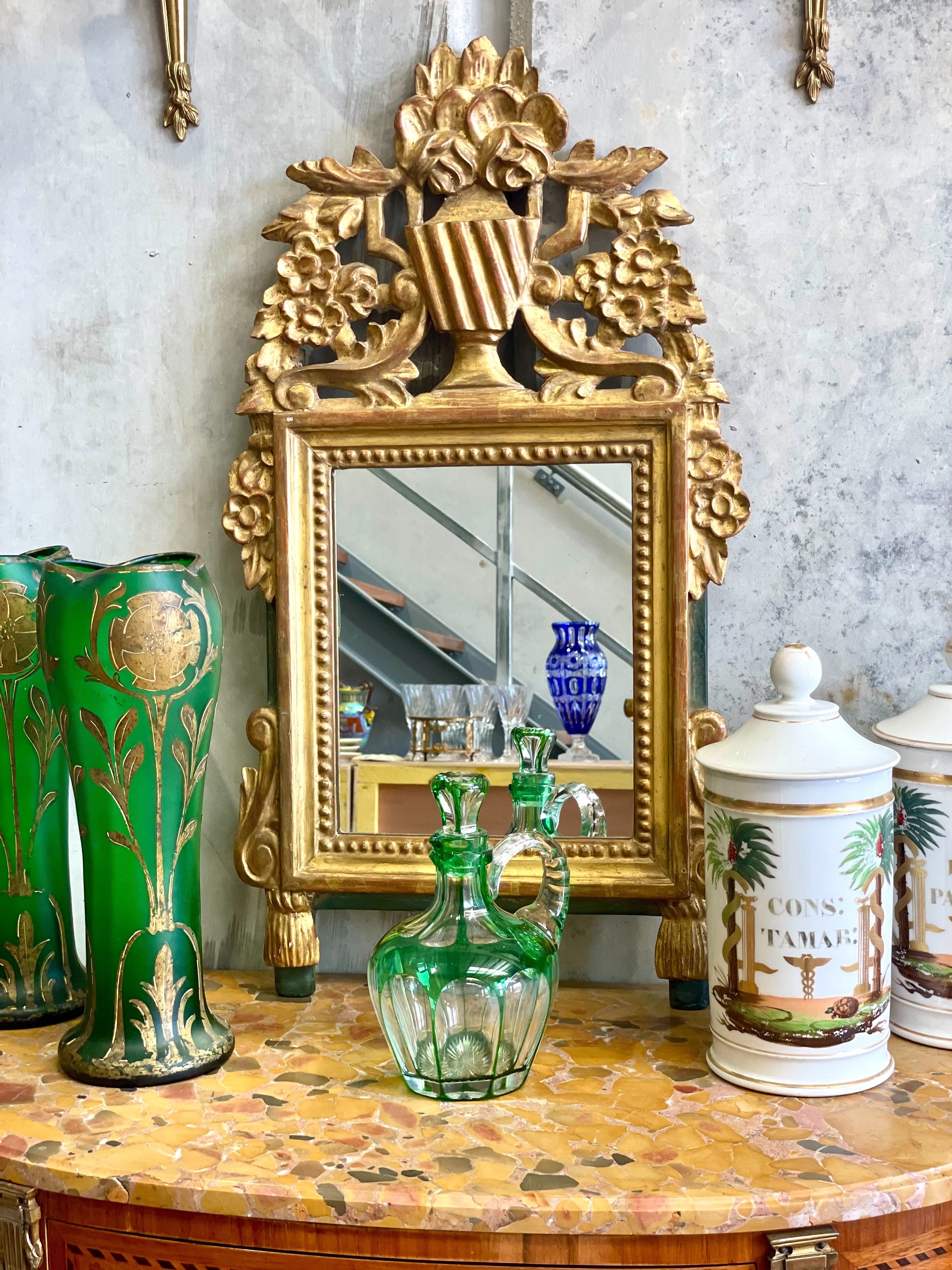 Carafe en cristal vert Overlay XIXe siècle avec anse à facettes