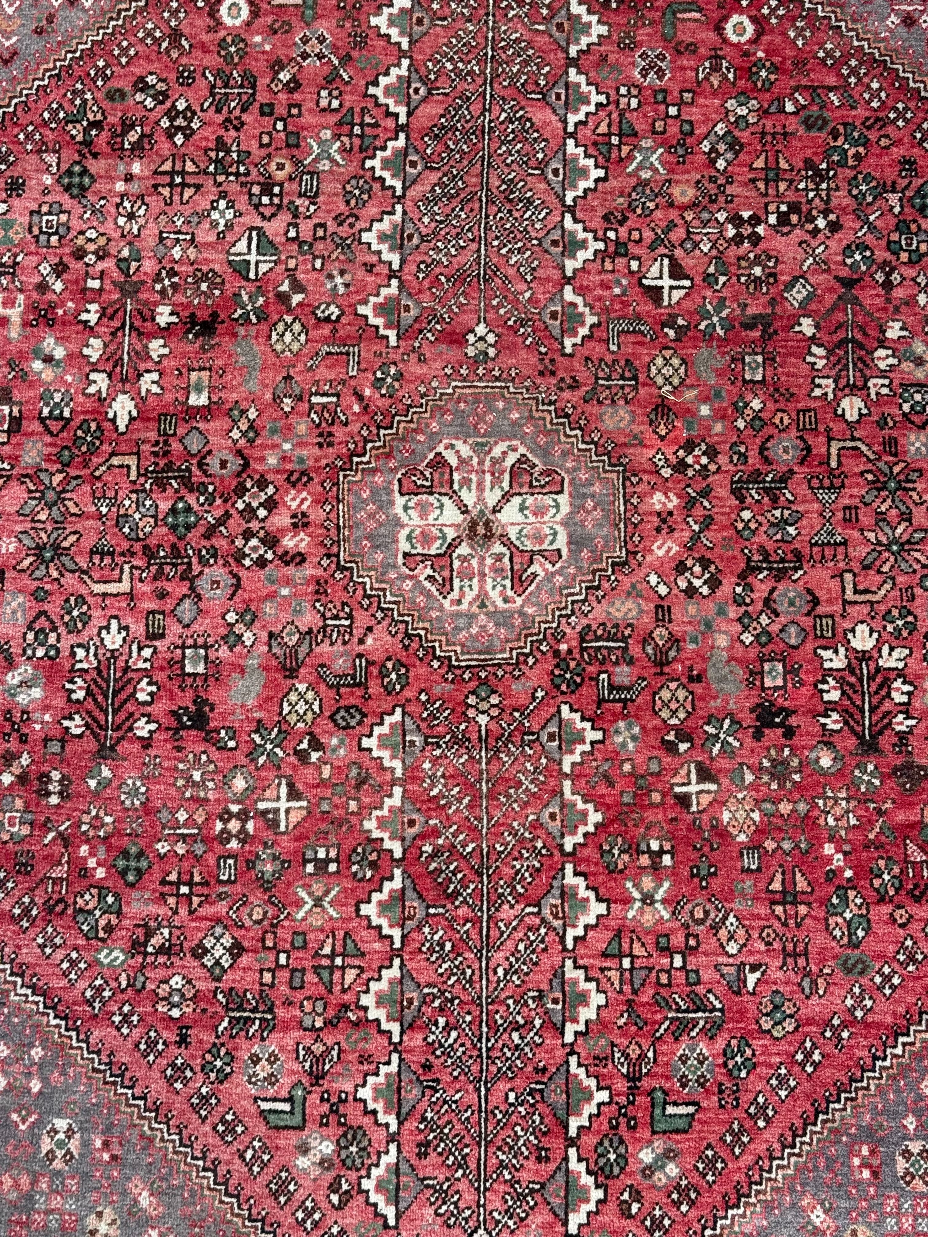 Tapis persan antique Heriz aux tons rouges et gris, en laine tissée à la main