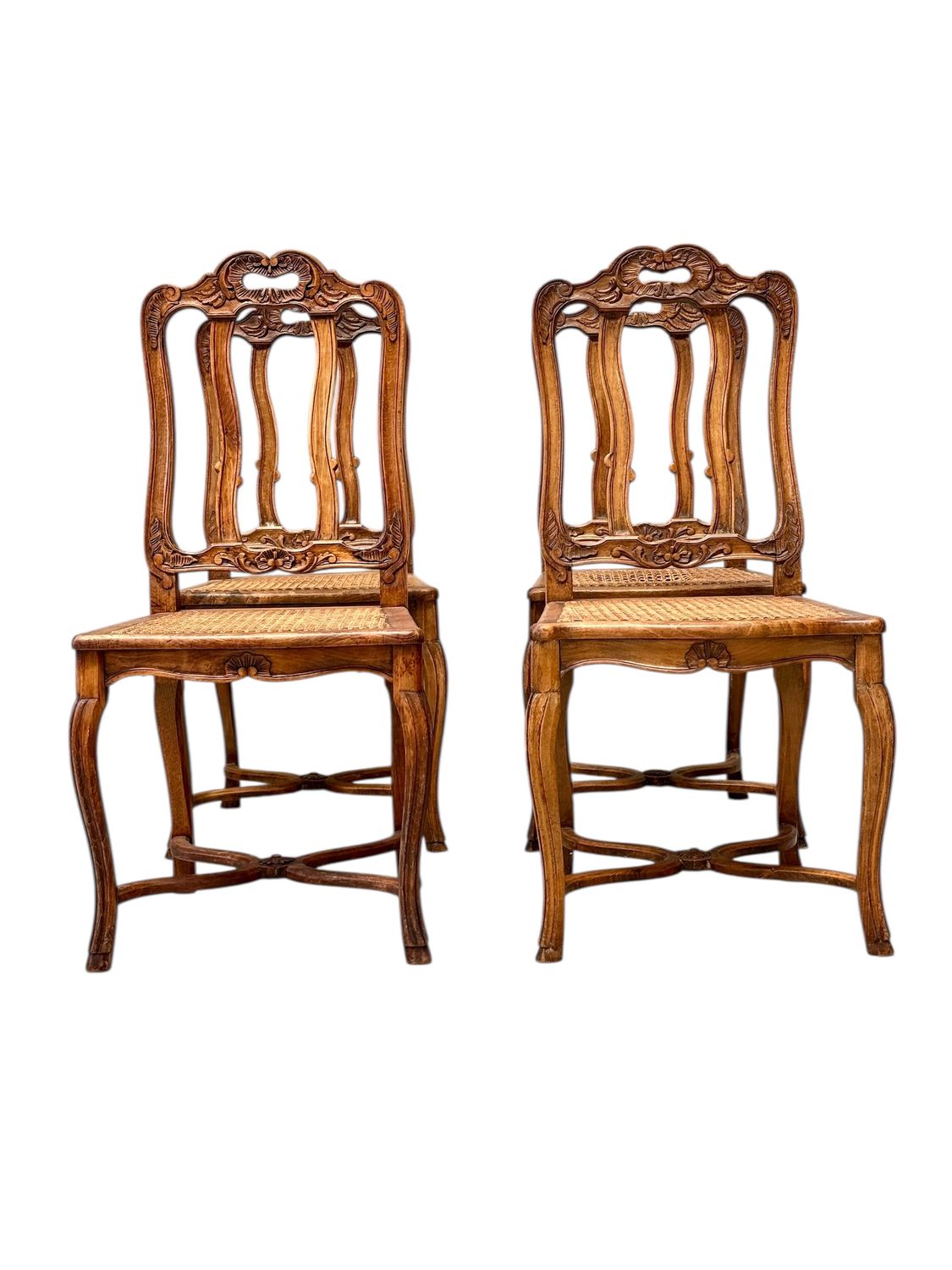Ensemble de quatre chaises en noyer de style Louis XV du XIXe siècle avec assises en canne