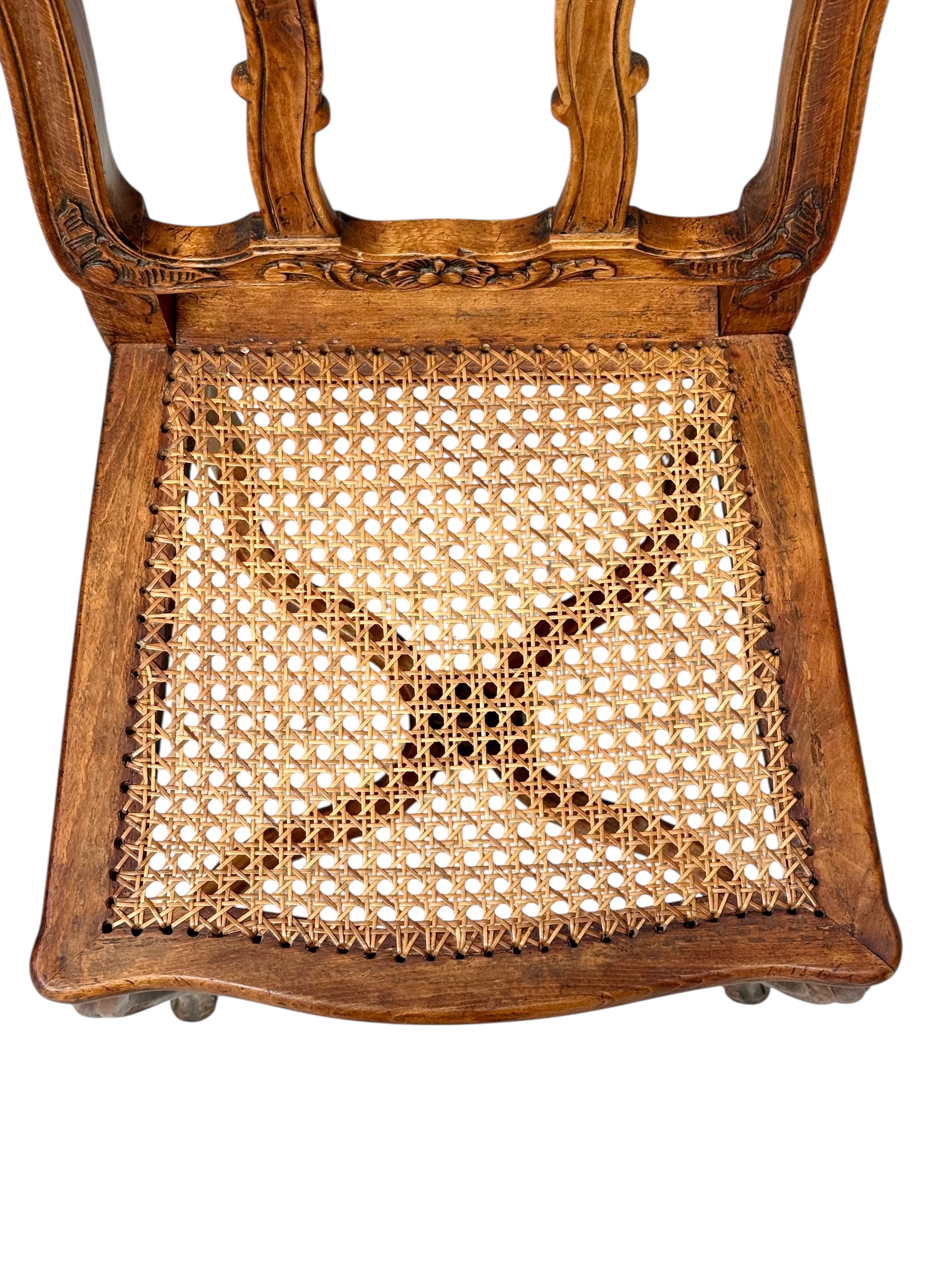 Ensemble de quatre chaises en noyer de style Louis XV du XIXe siècle avec assises en canne