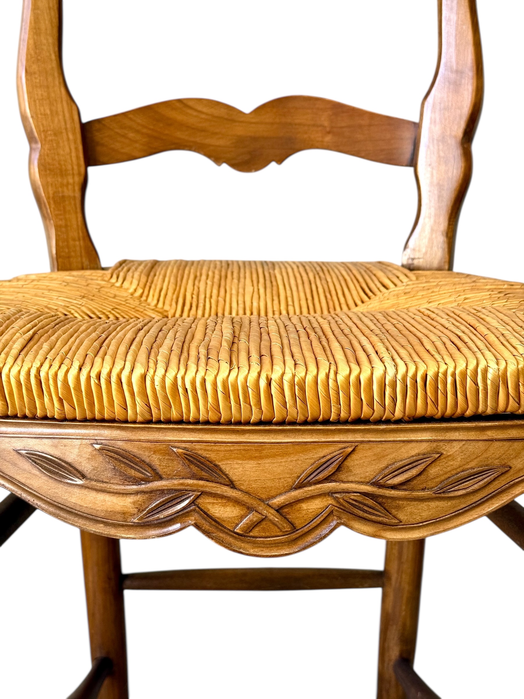 Ensemble de six chaises provinciales françaises du XIXe siècle en noyer avec assises en paille